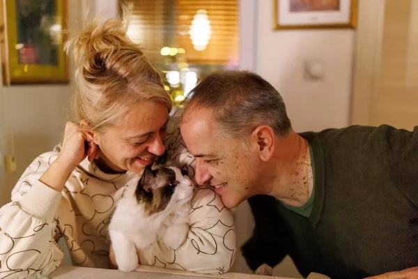 Couple de seniors actifs découvrant le house sitting pour voyager pendant leur retraite.