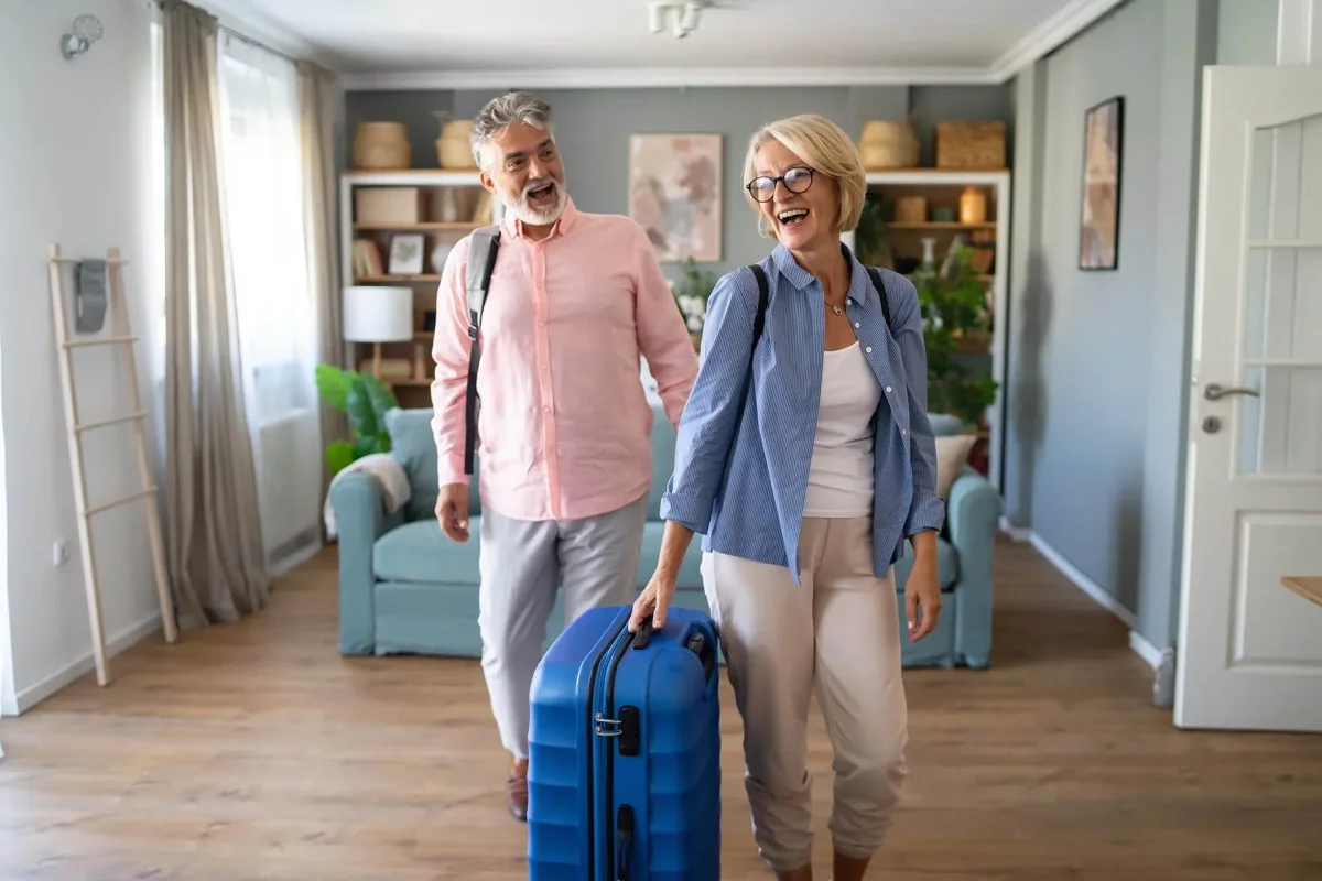 Couple de retraités découvrant le homesitting pour voyager en France.