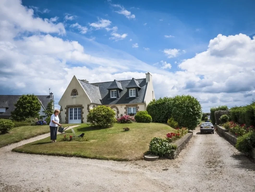 Maison occupée et sécurisée grâce au gardiennage avec présence humaine permanente.