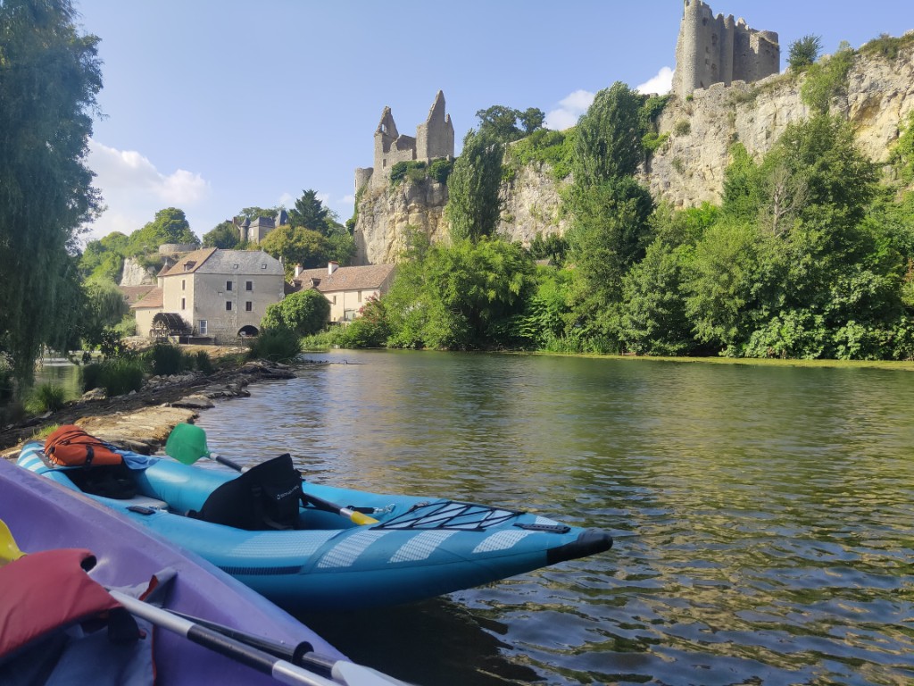 Vue du village d'Angles-sur-l'Anglin dans la Vienne, dominé par les ruines de son château médiéval surplombant la rivière Anglin