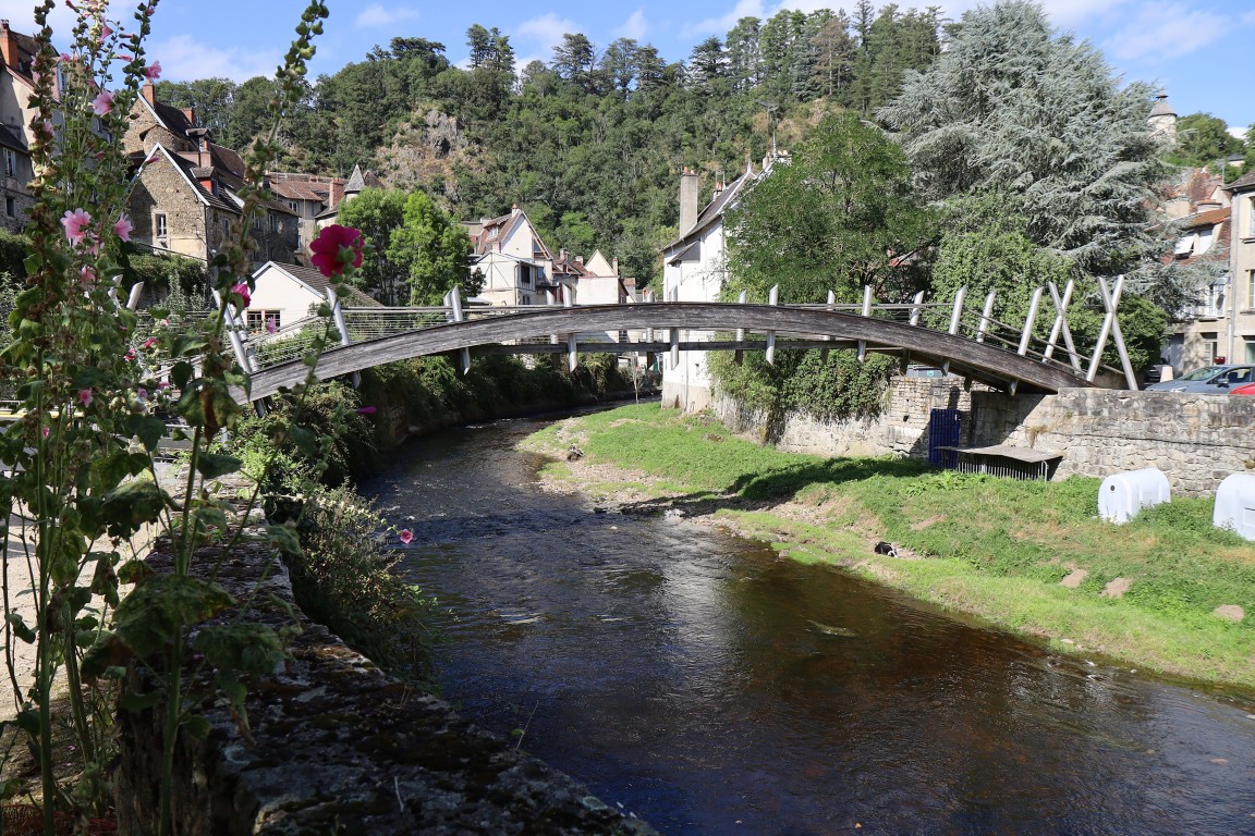 Vue de la ville d'Aubusson en Creuse, traversée par la rivière Creuse, capitale historique de la tapisserie