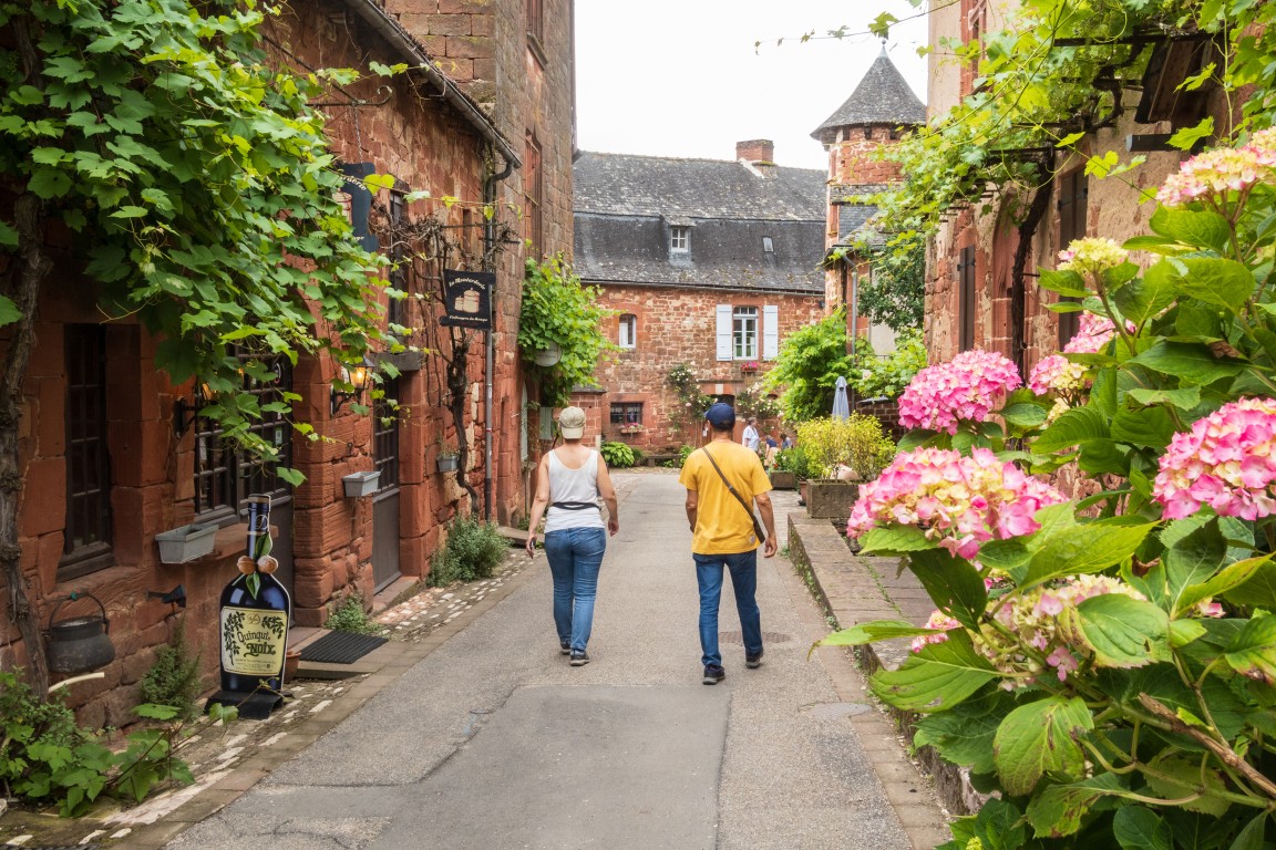 Vue du village médiéval de Collonges-la-Rouge en Corrèze, construit en grès rouge