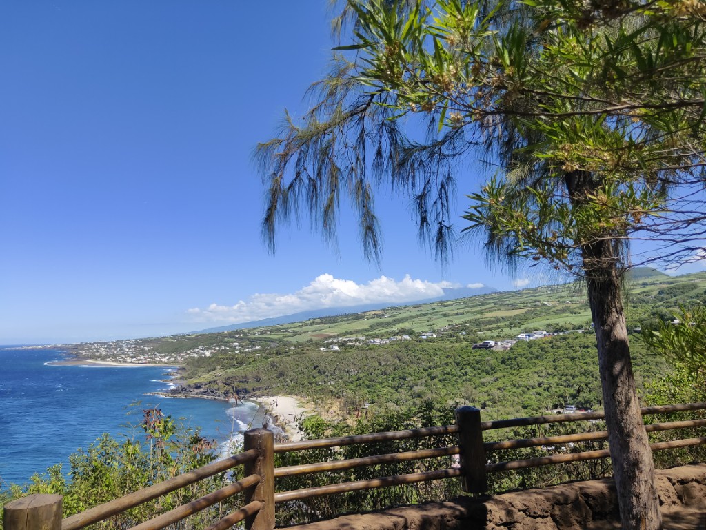 Vue panoramique sur la plage de Grande Anse à Petite-Île, La Réunion, avec l'océan Indien turquoise et la végétation tropicale